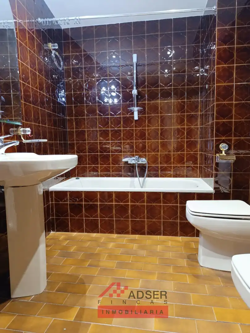 Baño de Piso de alquiler en  Logroño con Calefacción, Parquet y Terraza