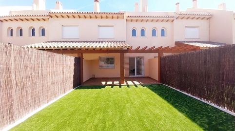 Adosado casi nuevo a estrenar, con jardín privado y cerca de la playa en Calahonda