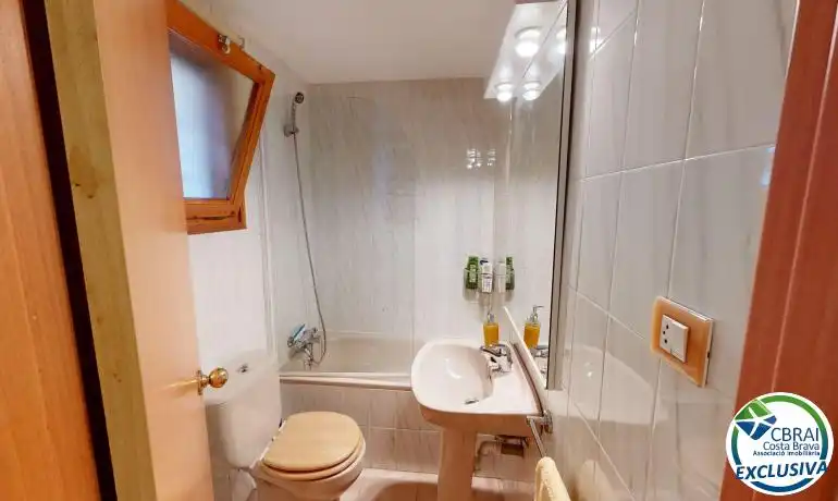 Baño de Local en venta en Roses con Amueblado