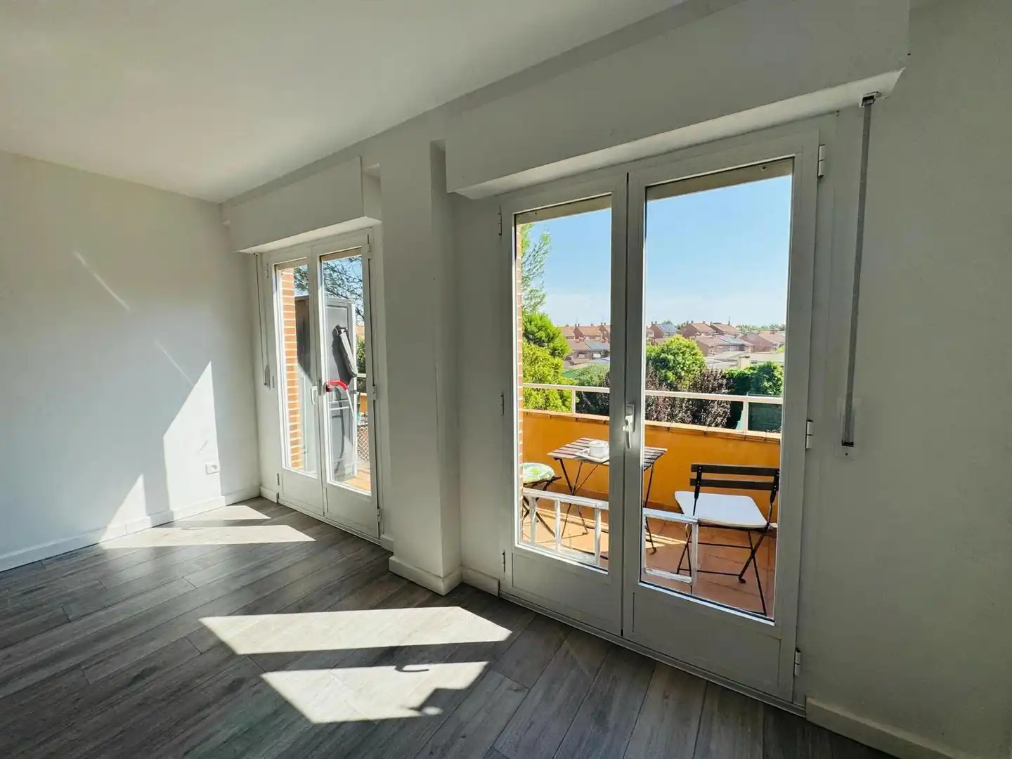 Terrasse von Maisonette zur Miete in Sevilla la Nueva mit Heizung, Ofen und Gemeinschaftspool