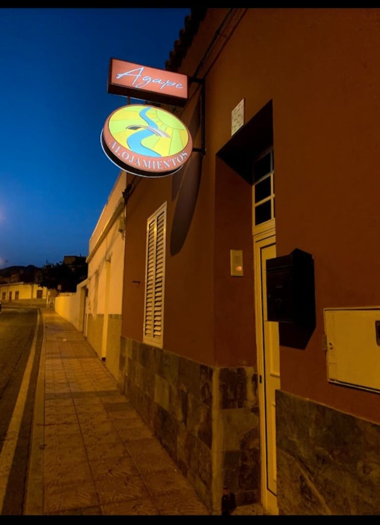 Vista exterior de Casa o xalet en venda en Santa Lucía de Tirajana amb Terrassa i Traster