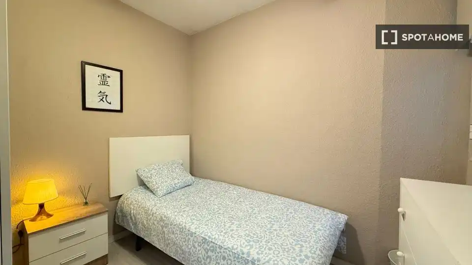 Bedroom of Flat for rent in Madrid  with Air Conditioner, Heating and Furnished