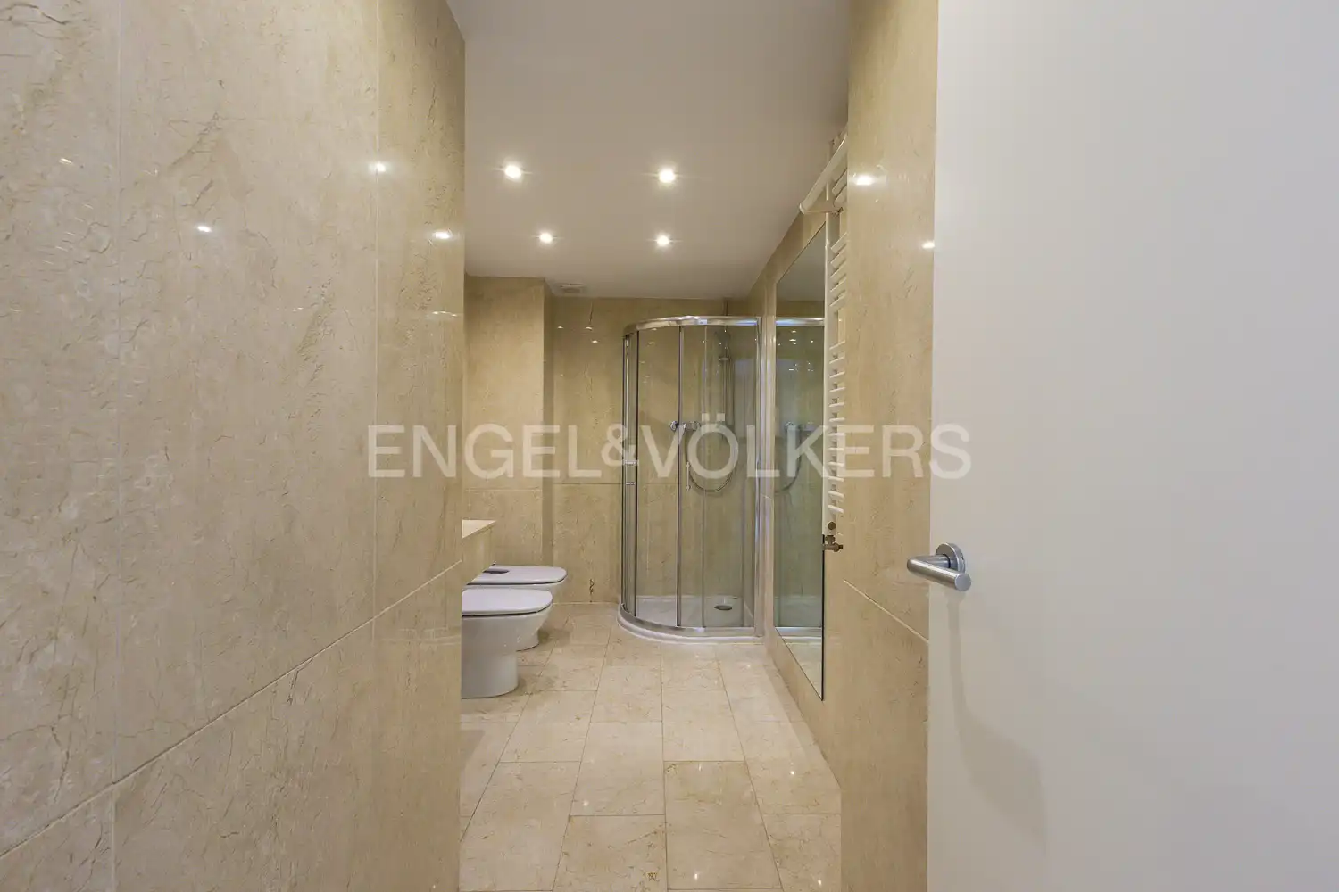 Baño de Piso en venta en Valencia con Aire acondicionado, Calefacción y Terraza