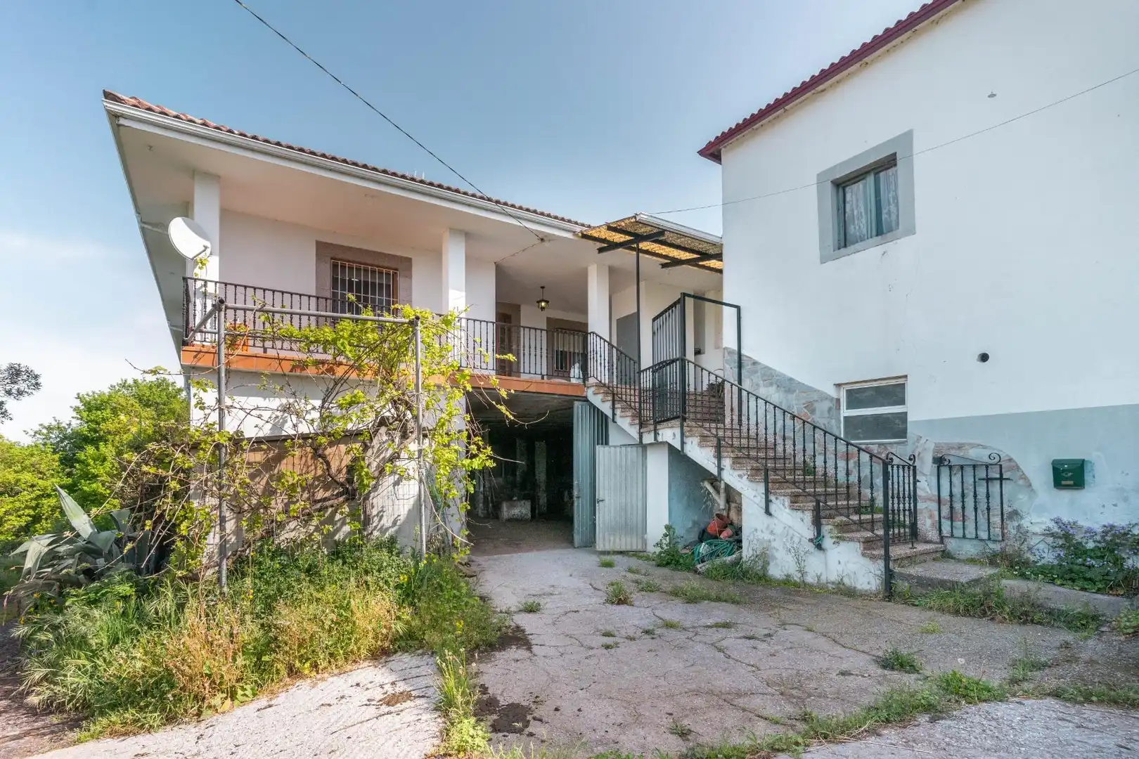Vista exterior de Casa o xalet en venda en Cangas del Narcea amb Calefacció, Terrassa i Moblat