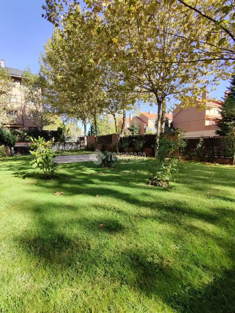 Jardín de Piso en venta en Boadilla del Monte con Calefacción