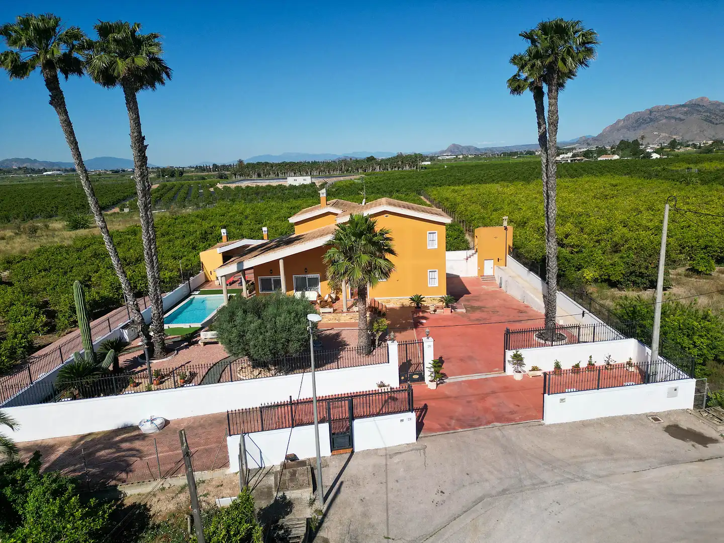Vista exterior de Casa o xalet en venda en Orihuela amb Aire condicionat, Jardí privat i Terrassa