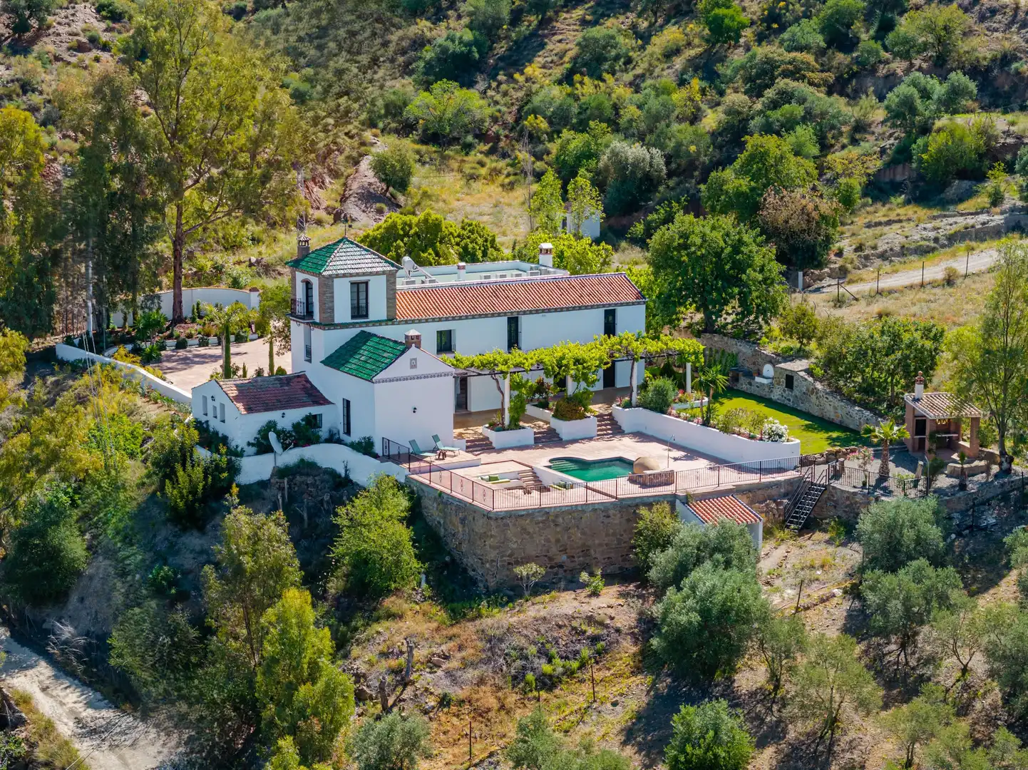 Vista exterior de Finca rústica en venda en Álora amb Aire condicionat, Calefacció i Jardí privat