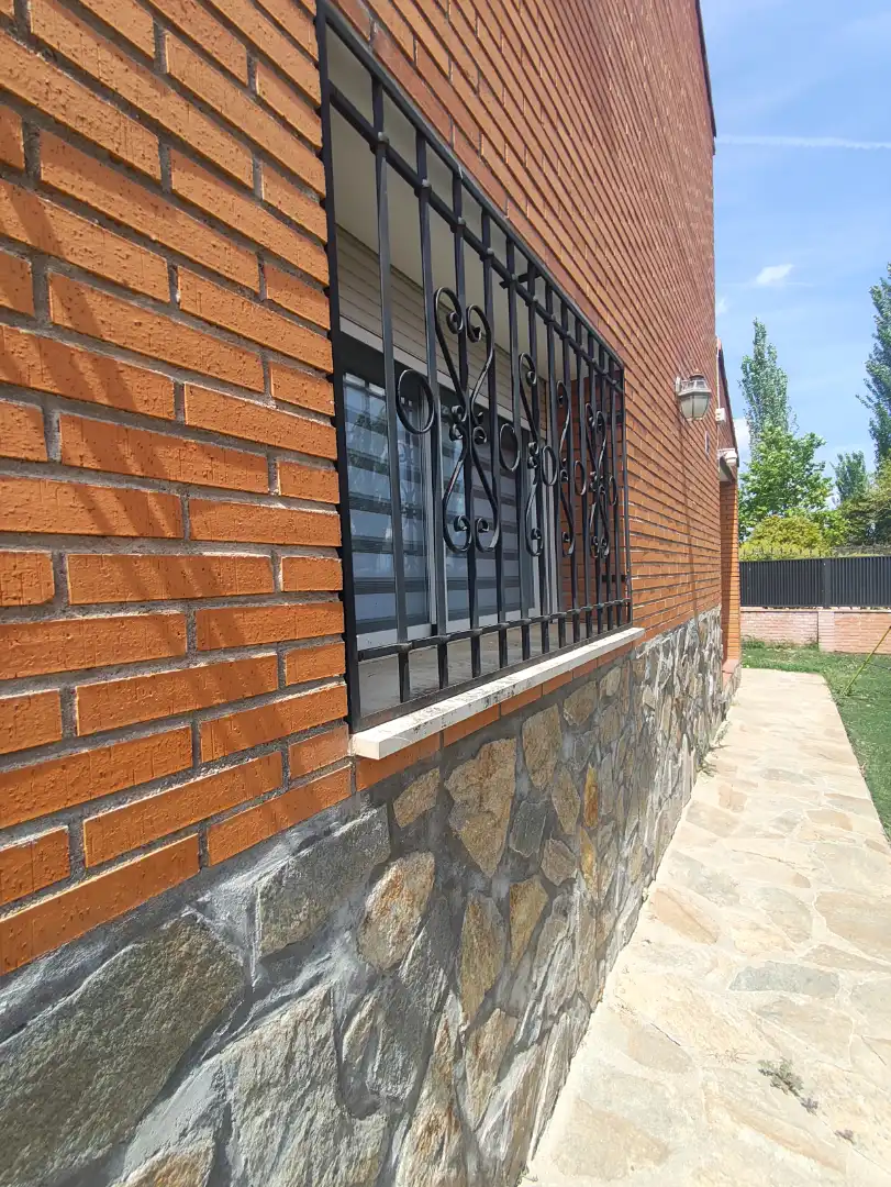 Vista exterior de Casa o xalet en venda en Las Ventas de Retamosa amb Aire condicionat, Calefacció i Jardí privat