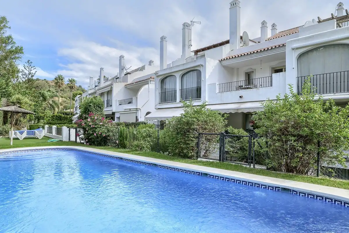 Außenansicht von Einfamilien-Reihenhaus zum Verkauf in Marbella mit Klimaanlage und Terrasse