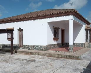 Vista exterior de Casa o xalet en venda en Chiclana de la Frontera amb Calefacció, Jardí privat i Terrassa