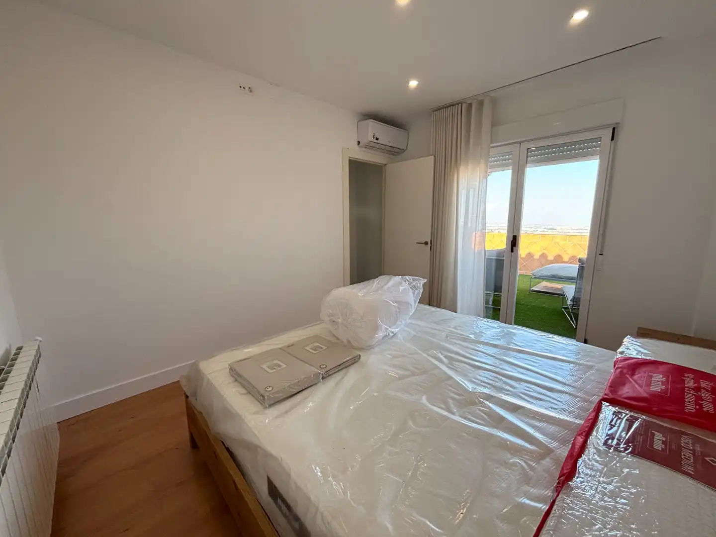 Habitación de Ático de alquiler en La Zubia con Aire acondicionado, Calefacción y Jardín privado