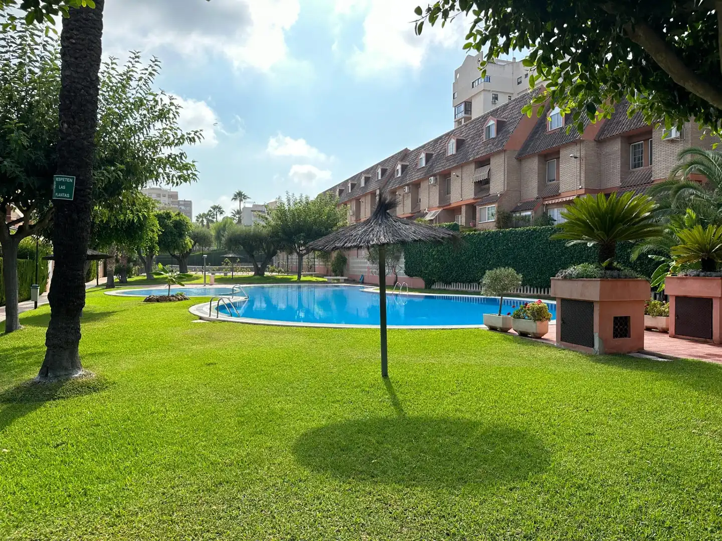 Piscina de Casa adosada en venda en Alicante / Alacant amb Aire condicionat, Calefacció i Jardí privat