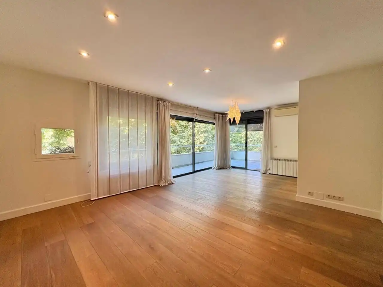 Sala de estar de Piso de alquiler en Sant Cugat del Vallès con Aire acondicionado, Calefacción y Terraza