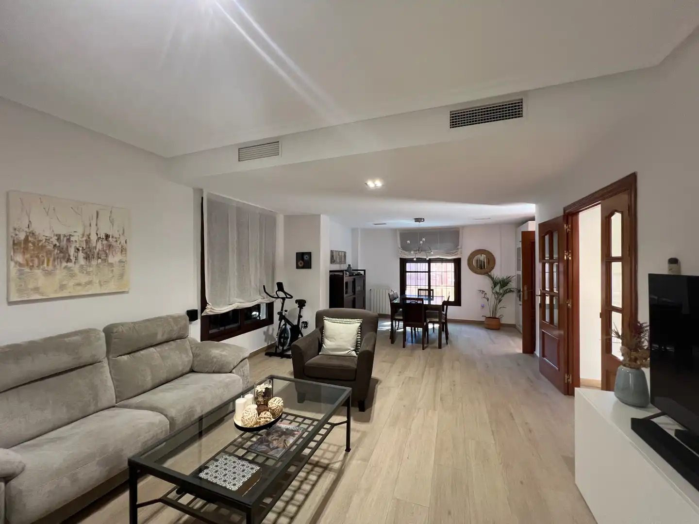Sala d'estar de Casa adosada en venda en Espartinas amb Aire condicionat, Calefacció i Jardí privat