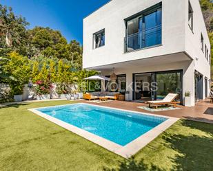 Vista exterior de Casa o xalet de lloguer en Sitges amb Aire condicionat, Calefacció i Jardí privat