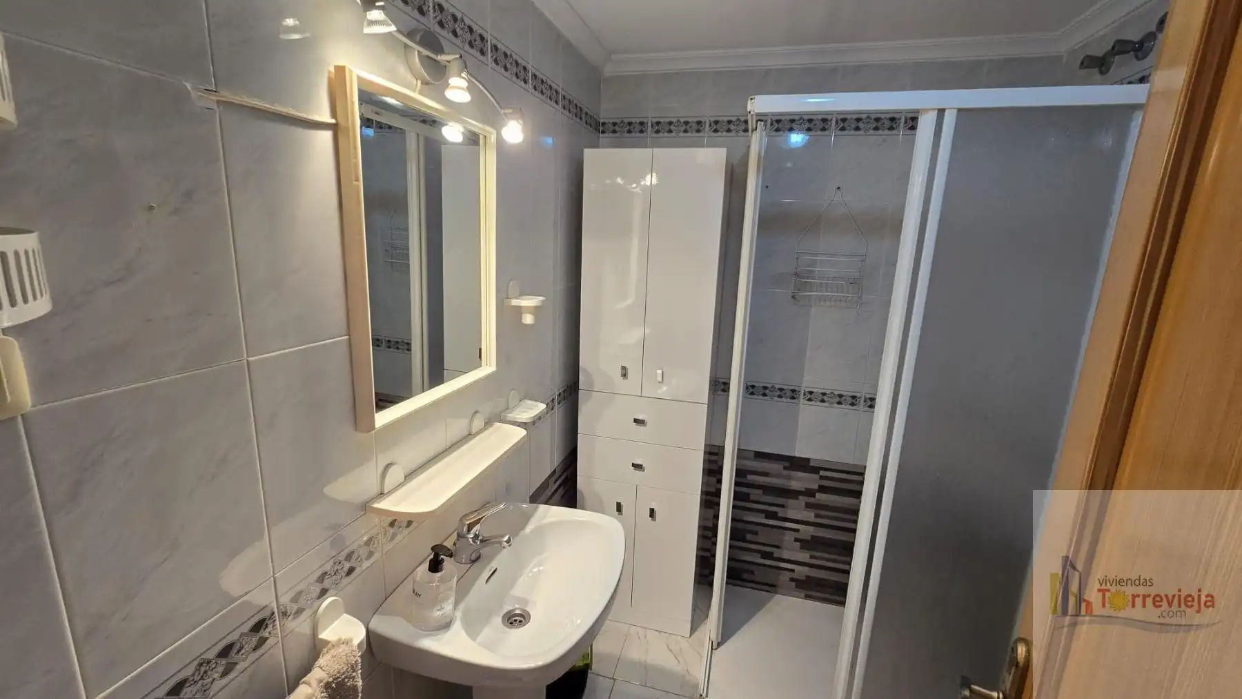 Badezimmer von Wohnungen zum Verkauf in Torrevieja mit Klimaanlage, Terrasse und Abstellraum