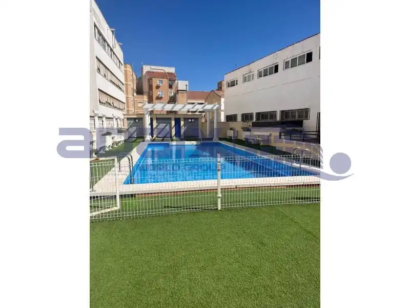 Piscina de Piso de alquiler en Ciudad Real con Calefacción, Amueblado y Horno