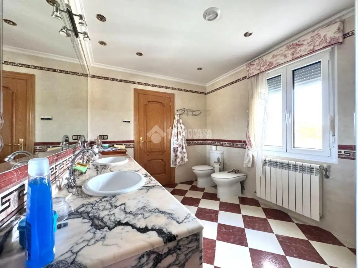 Bathroom of Houses for sale in Valladolid  with Air Conditioner, Parquet flooring and Furnished