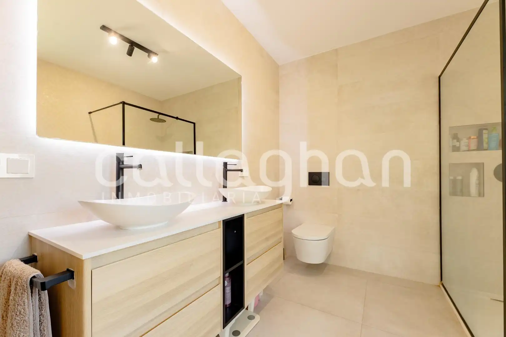 Baño de Casa adosada en venta en Godella con Aire acondicionado, Calefacción y Jardín privado