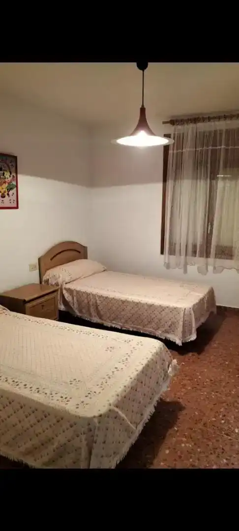 Schlafzimmer von Wohnung zur Miete in Estercuel mit Möbliert, Ofen und Waschmaschine