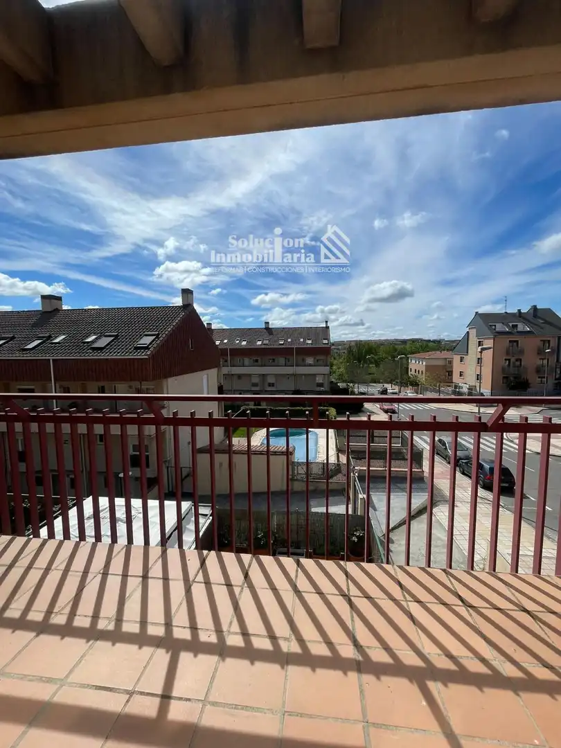 Vista exterior de Dúplex de alquiler en Salamanca con Calefacción, Terraza y Piscina