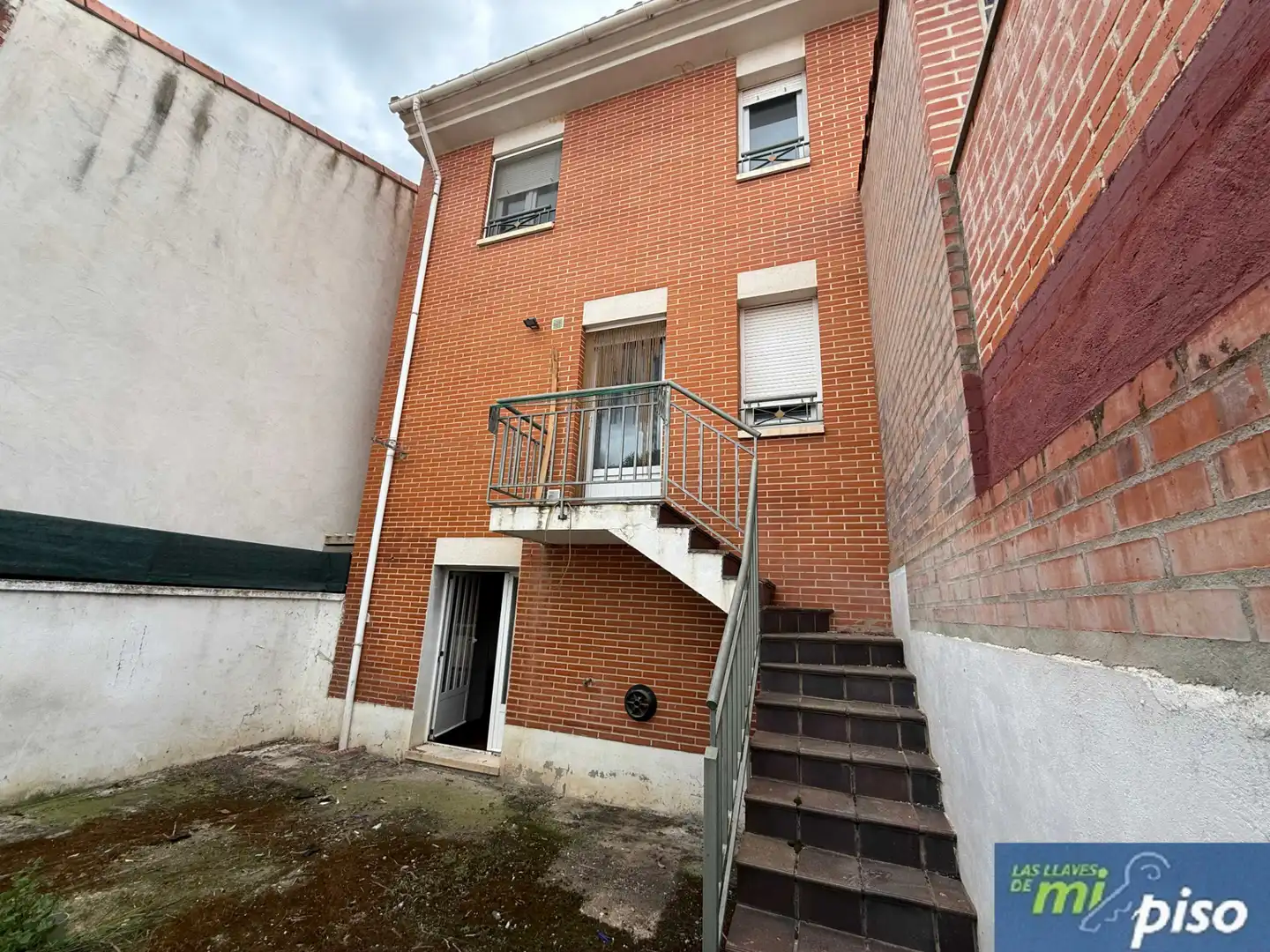 Vista exterior de Casa adosada en venda en Cigales amb Calefacció, Jardí privat i Parquet