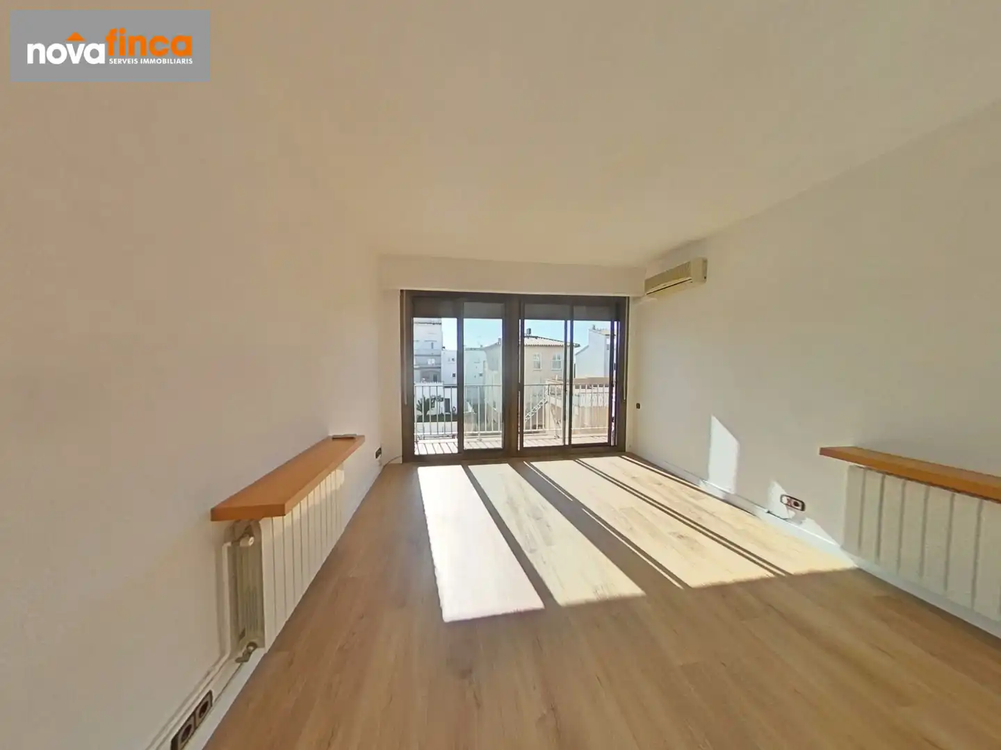 Sala de estar de Piso en venta en Palamós con Aire acondicionado, Calefacción y Parquet