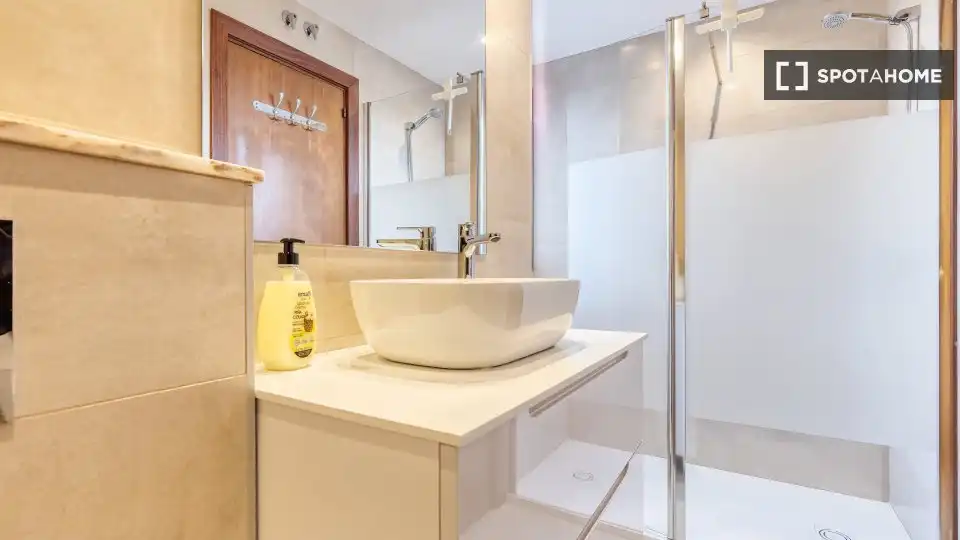 Bathroom of Flat for share in Madrid  with Air Conditioner, Terrace and Furnished