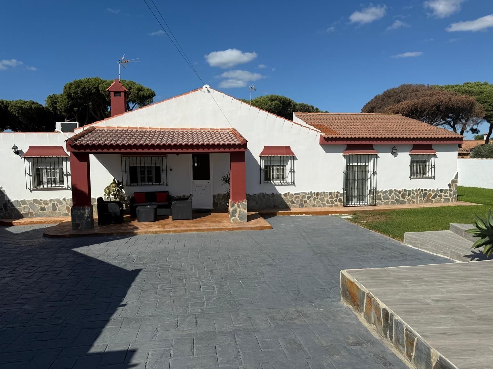 Vista exterior de Casa o xalet en venda en Chiclana de la Frontera amb Aire condicionat, Jardí privat i Traster