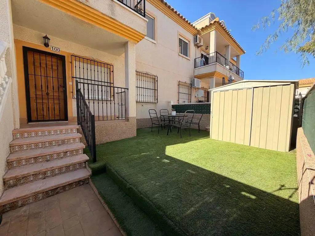 Vista exterior de Casa o xalet en venda en Orihuela amb Aire condicionat, Jardí privat i Terrassa