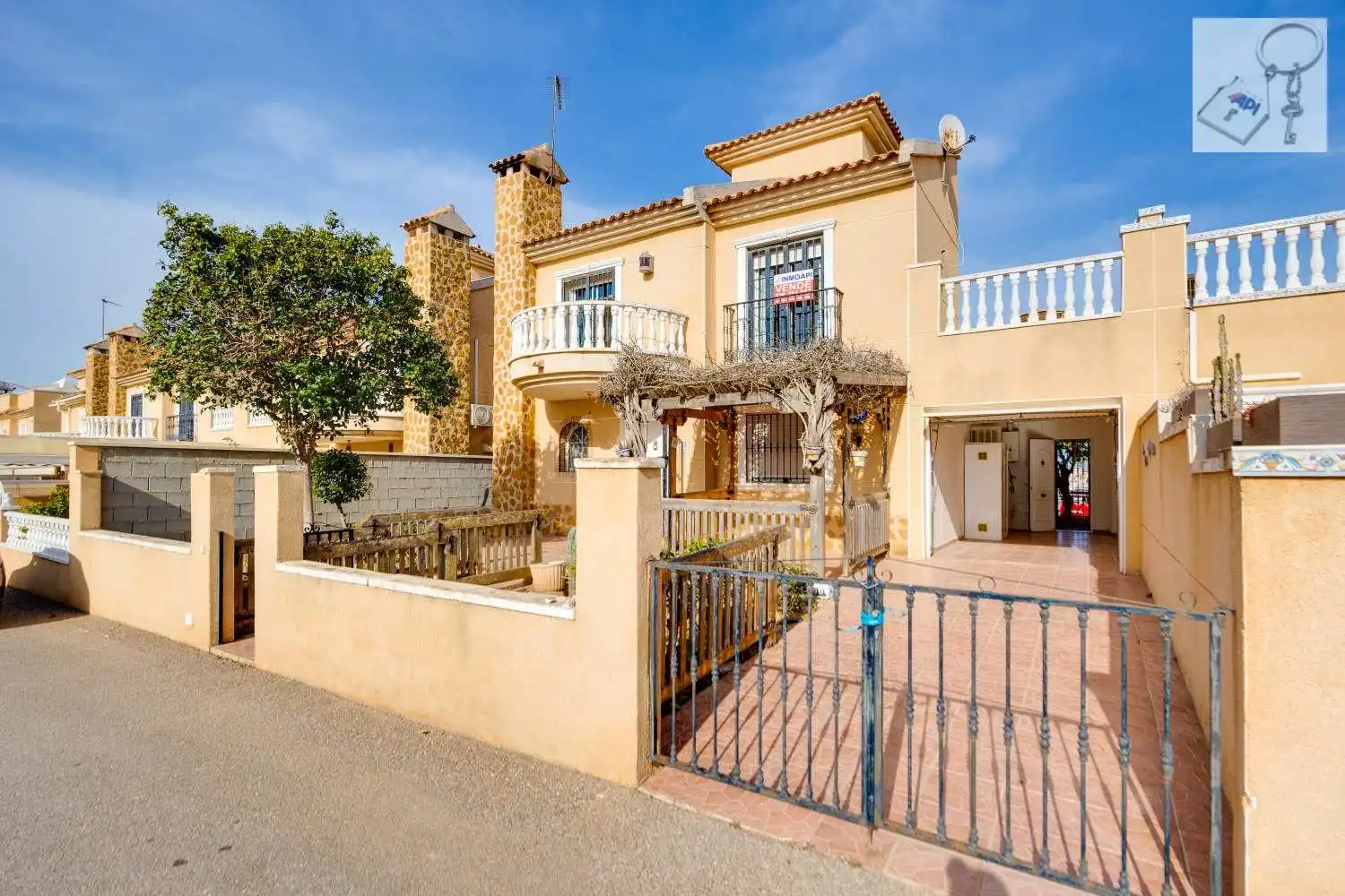 Vista exterior de Casa o chalet en venta en Torrevieja con Terraza y Piscina