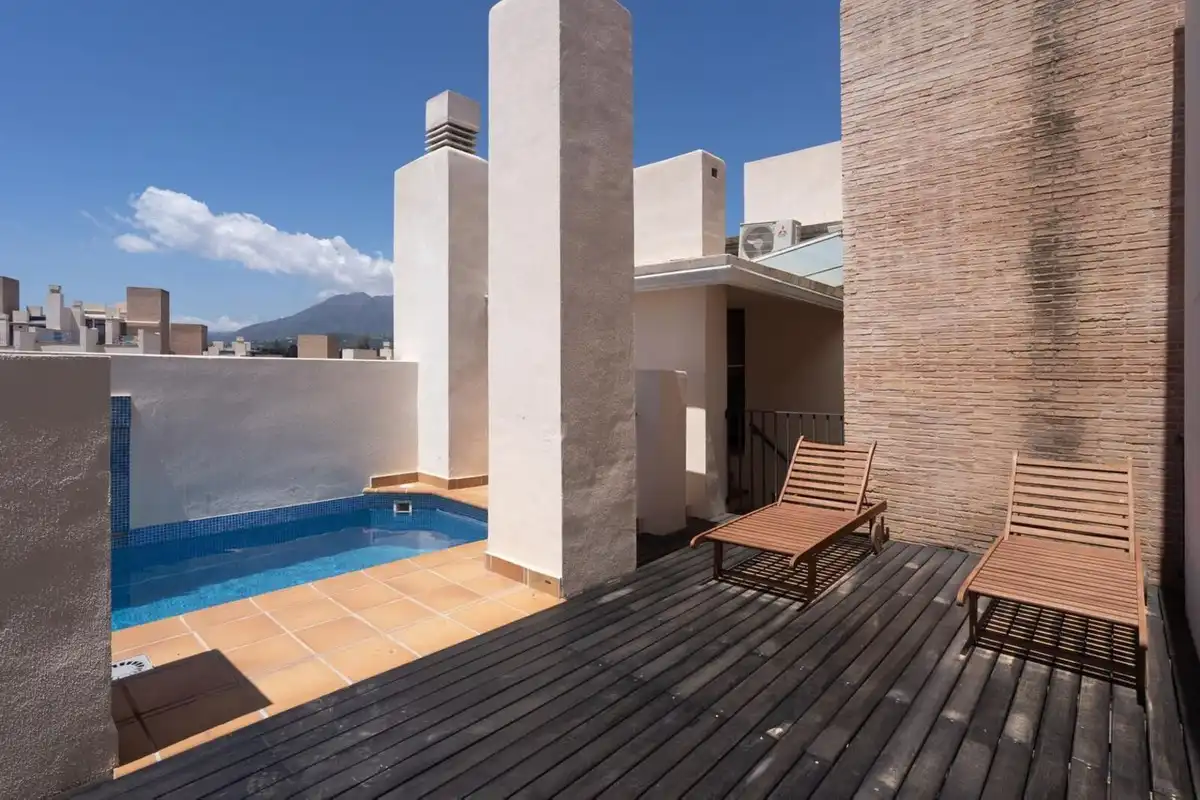Terrassa de Dúplex en venda en Estepona amb Terrassa, Piscina i Jacuzzi