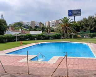 Swimming pool of Flat for sale in Estepona