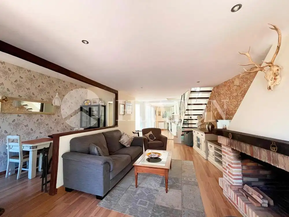 Sala d'estar de Casa o xalet en venda en Alella amb Jardí privat, Terrassa i Traster