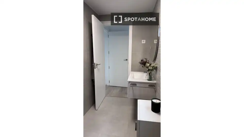 Baño de Piso para compartir en Alcalá de Henares con Aire acondicionado, Calefacción y Amueblado