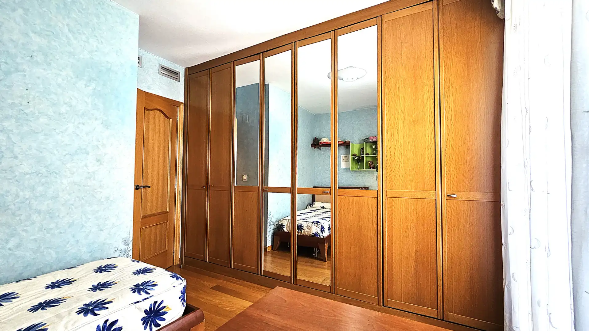 Habitación de Casa adosada en venta en Zaragoza con Aire acondicionado, Calefacción y Jardín privado