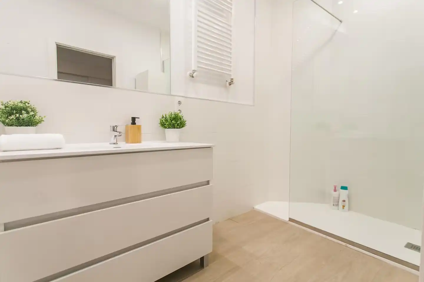 Badezimmer von Wohnungen zur Miete in Bilbao  mit Klimaanlage, Terrasse und Möbliert