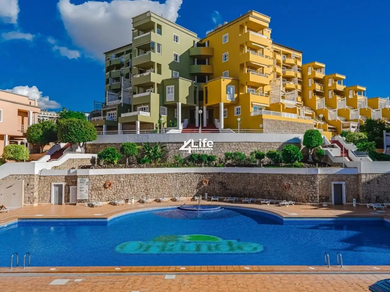 Vista exterior de Piso en venta en Adeje con Aire acondicionado, Terraza y Piscina comunitaria