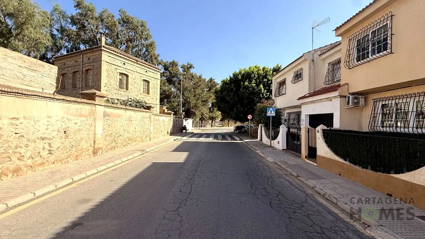 Vista exterior de Casa o xalet en venda en Cartagena amb Aire condicionat i Jardí privat