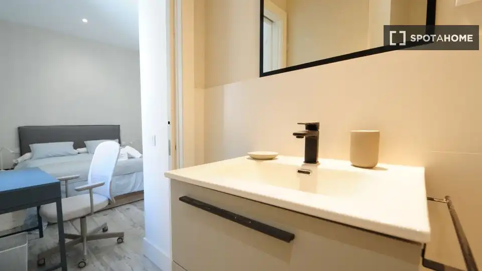 Bathroom of Flat for share in Cádiz  with Air Conditioner, Heating and Furnished