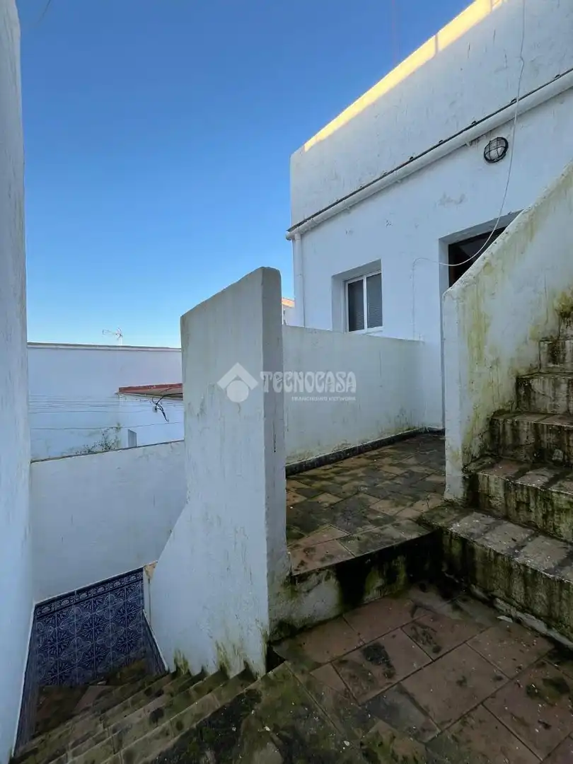 Vista exterior de Casa o xalet en venda en Carmona amb Aire condicionat i Alarma