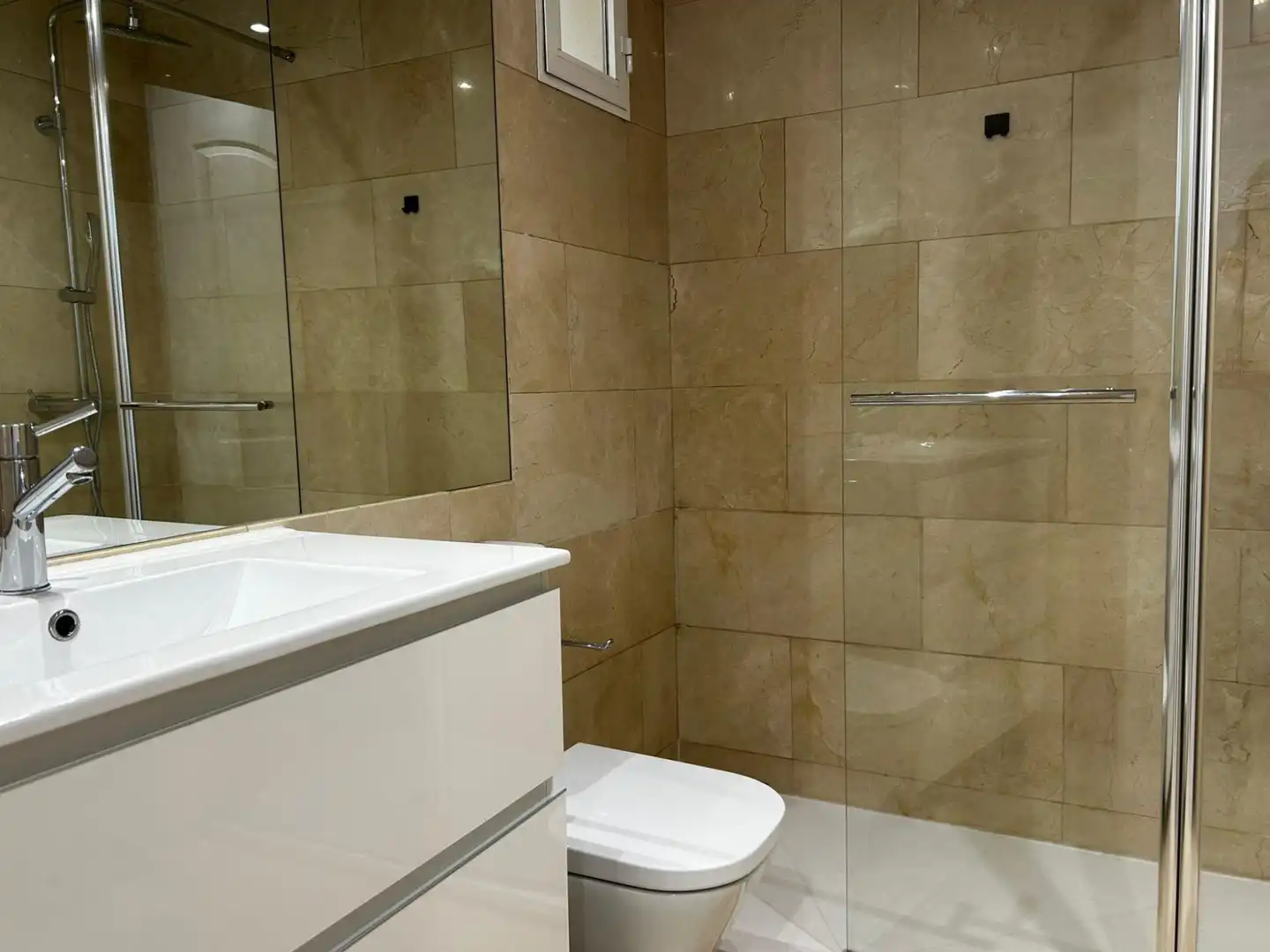 Baño de Apartamento de alquiler en Madrid con Aire acondicionado y Calefacción
