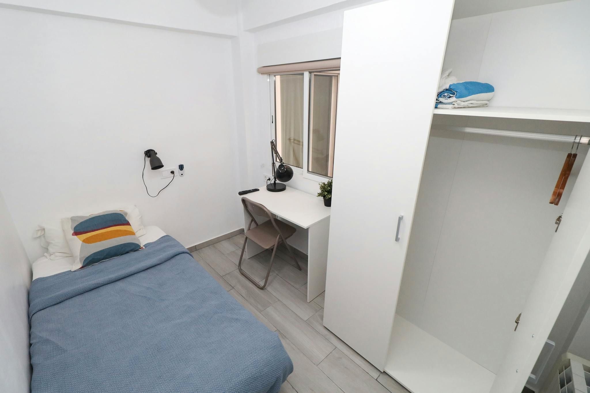 Bedroom of Flat to share in  Valencia Capital  with Washing machine and TV