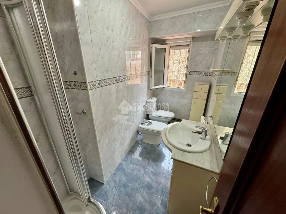 Badezimmer von Wohnung zur Miete in El Astillero   mit Heizung und Parkett