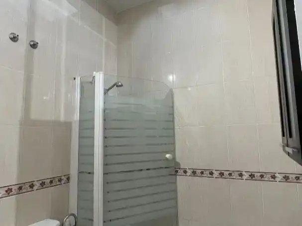 Badezimmer von Dachboden zur Miete in Zaratán mit Schwimmbad