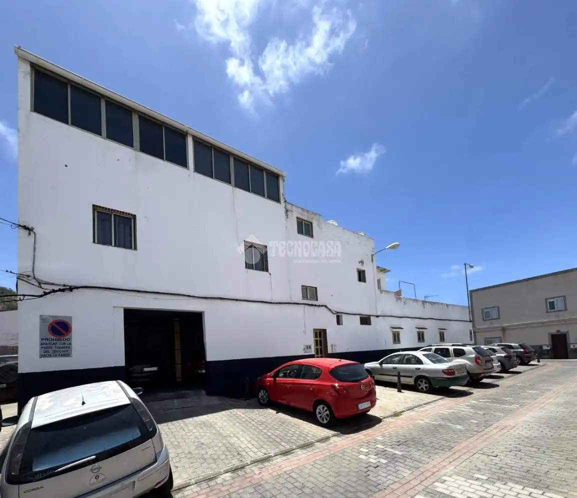 Vista exterior de Casa adosada en venda en Las Palmas de Gran Canaria amb Traster i Balcó