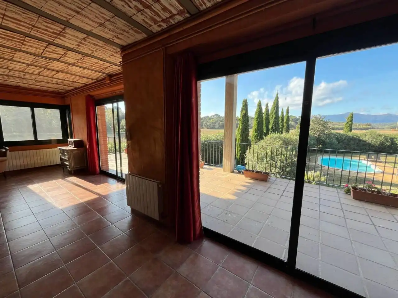 Sala de estar de Finca rústica de alquiler en Aiguaviva con Calefacción, Jardín privado y Terraza