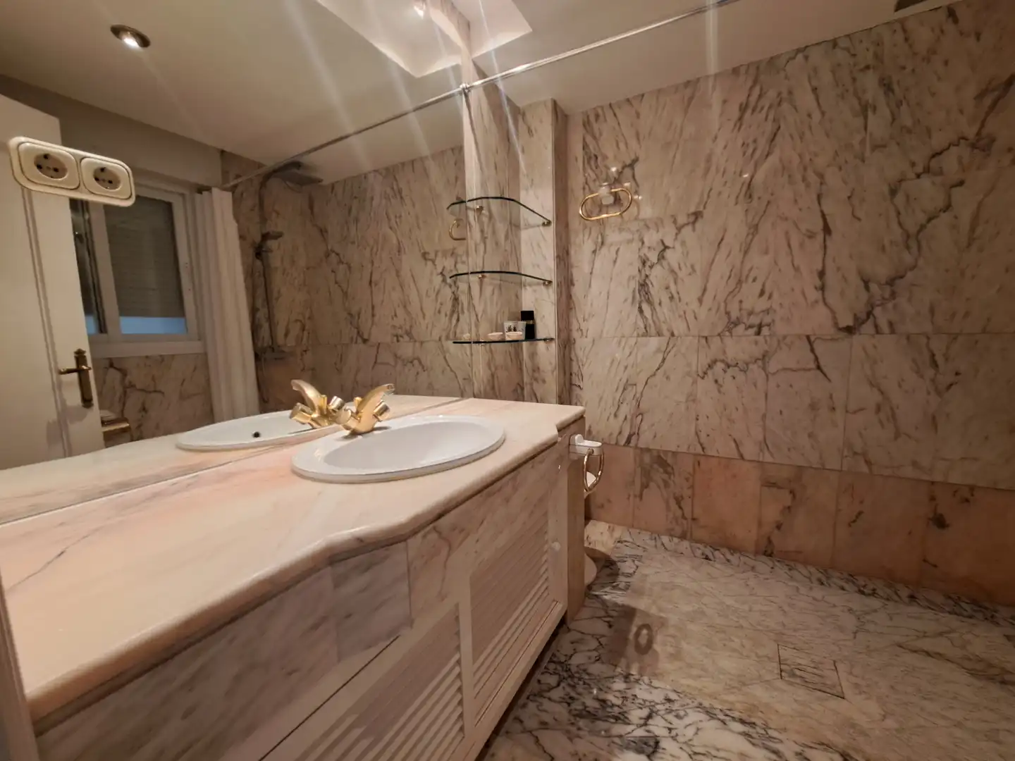 Badezimmer von Wohnung zur Miete in Marbella mit Klimaanlage, Heizung und Terrasse