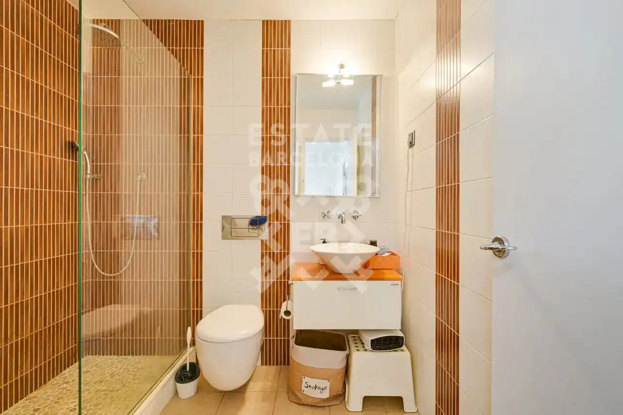Badezimmer von Einfamilien-Reihenhaus zum Verkauf in Mataró mit Klimaanlage, Heizung und Terrasse