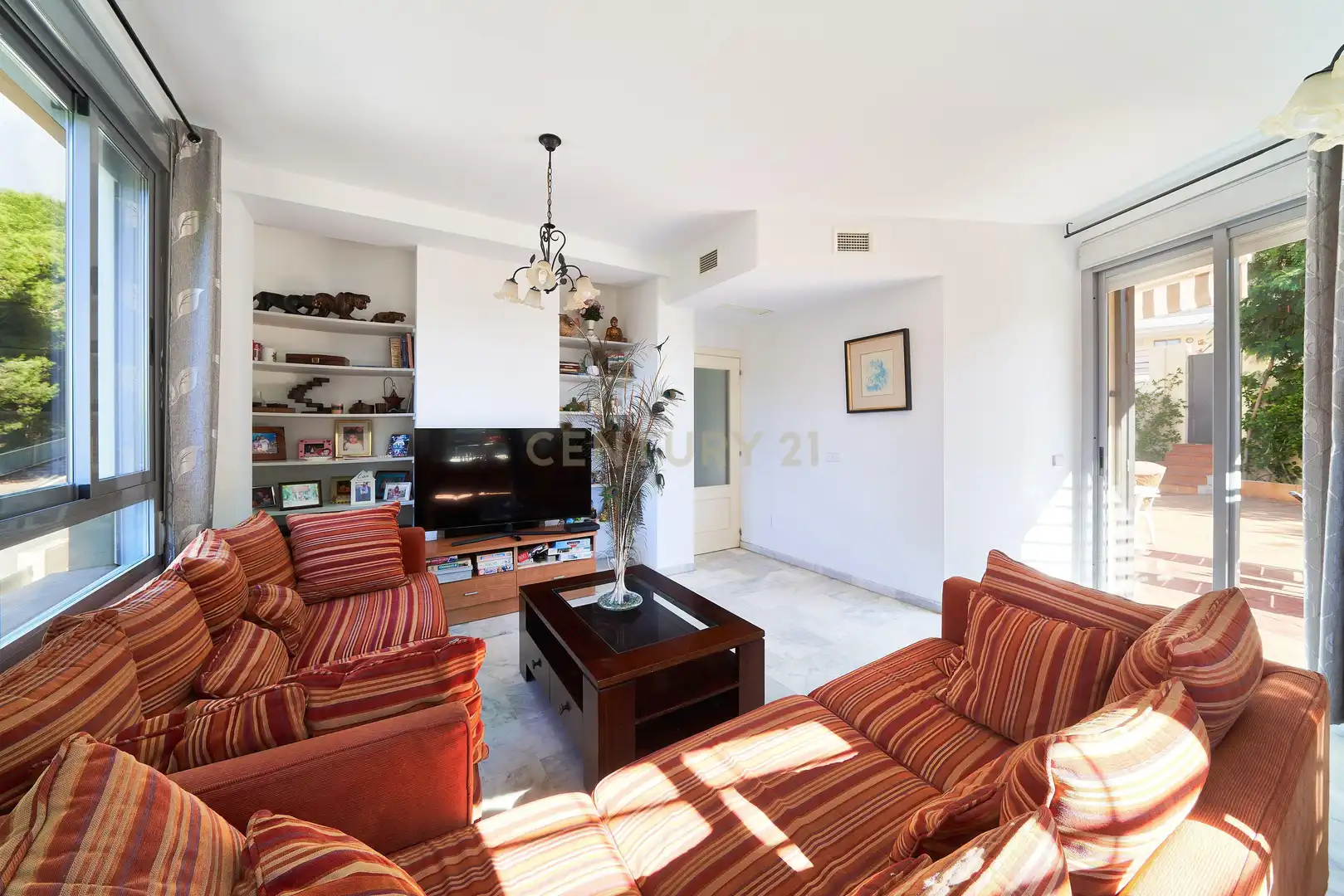 Living room of Houses for sale in Fuengirola  with Private garden, Alarm and Community pool